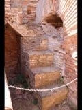 00965 ostia - regio ii - insula iv - terme di nettuno (ii,iv,2) - noerdl. gang hinter raum 10 (caldarium) - re neben blick in raum 10 - trteppenstufen - 06-2022.jpg